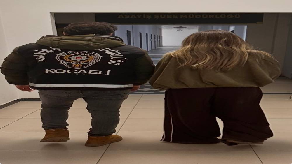 Başkasına ait kredi kartını 35 kez kullandı, Kocaeli&rsquo;de sahte kimlikle yakalandı
