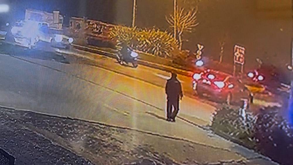 Otomobille &ccedil;arpışan motosikletli yaralandı: Kaza anı kamerada
