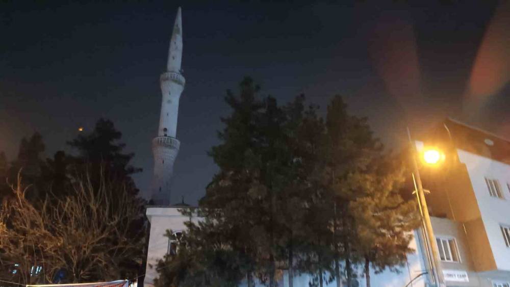 Batman&rsquo;da cami minaresine yıldırım d&uuml;şt&uuml;
