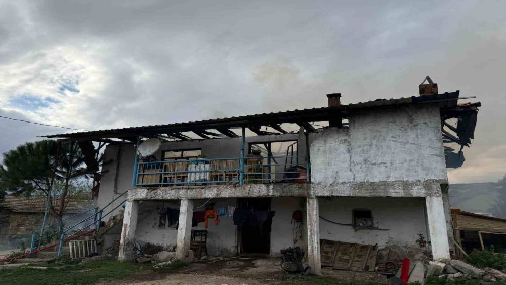 Selendi&rsquo;de 2 katlı ev yangında k&uuml;l oldu
