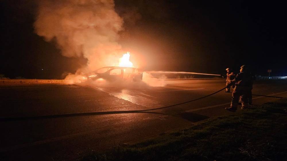 Hatay&rsquo;da alevlere teslim olan ara&ccedil;, vatandaşların meraklı bakışları arasında yandı
