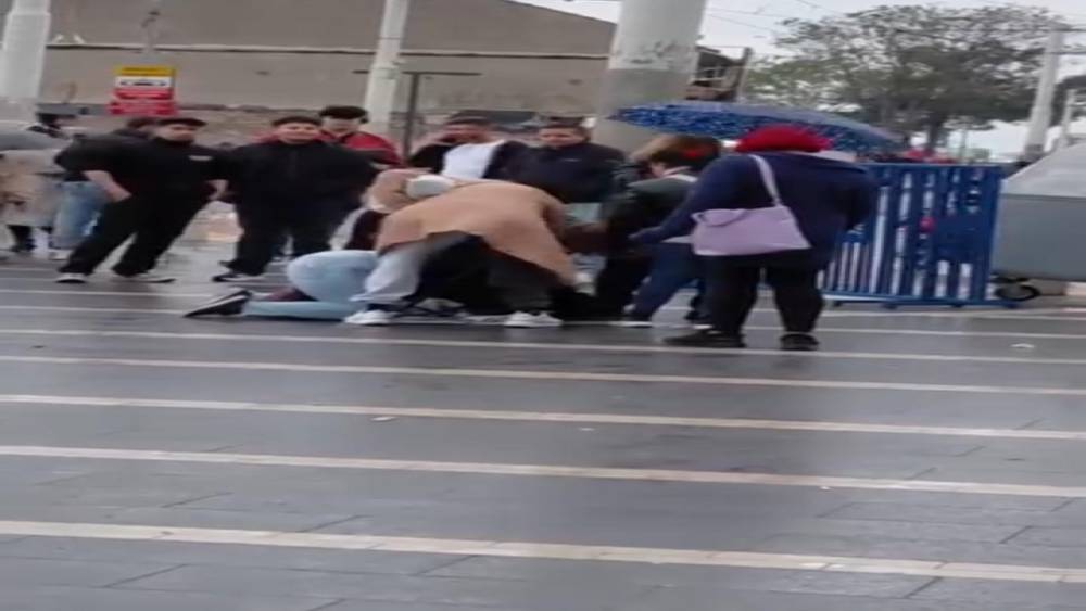 Bursa&rsquo;da engelli vatandaşa meydan ortasında saldırı: Kadınlar tekme tokat darp etti
