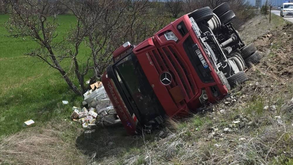 Erzincan&rsquo;da soda y&uuml;kl&uuml; tır devrildi
