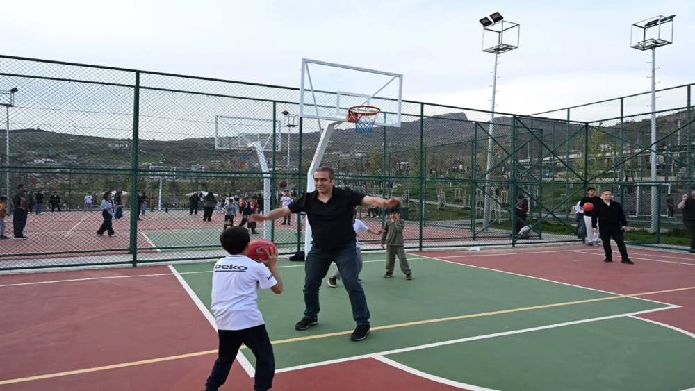 Şırnak polisinden g&ouml;n&uuml;lleri ısıtan sokak sporu
