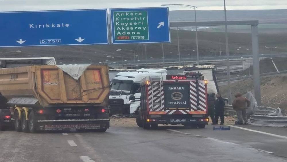Konya&rsquo;da meyve ve sebze y&uuml;kl&uuml; tır bariyerlere &ccedil;arptı: 1 yaralı
