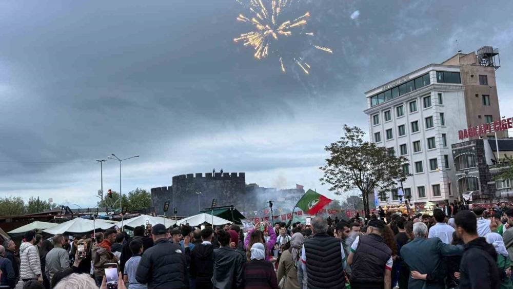 Diyarbakır&rsquo;da şampiyonluk kutlamalarında 11 yaralı, 10 g&ouml;zaltı
