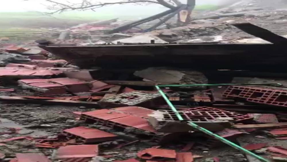 Amasya&rsquo;da ahır yıkıldı, kadın &ccedil;ift&ccedil;i hayvanlarını kurtardı
