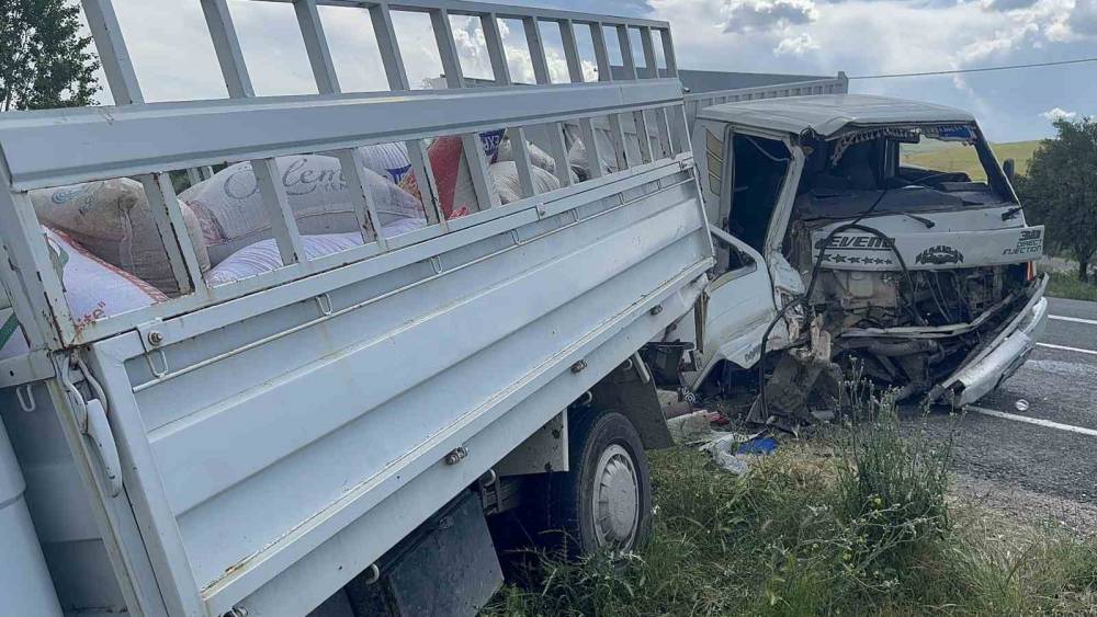 Elazığ&rsquo;da kamyonetler &ccedil;arpıştı: 2 yaralı
