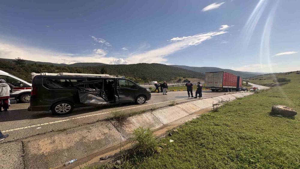 D100&rsquo;de kayan kamyonun &ccedil;arptığı minib&uuml;steki 5 kişi yaralandı
