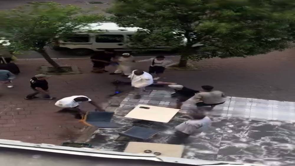 Fatih&rsquo;te yabancı uyruklu şahıslar arasında bı&ccedil;aklı kavga kamerada
