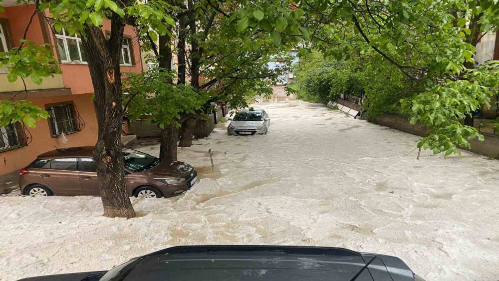 G&uuml;m&uuml;şhane&rsquo;de dolu ve sağanak hayatı fel&ccedil; etti
