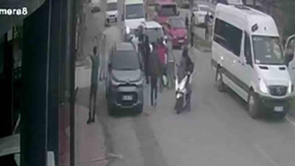 Trafik kazası sonrası &ccedil;ıkan kavgaya tazyikli su m&uuml;dahalesi
