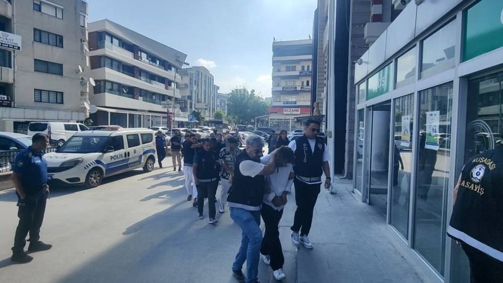 Kuşadası&rsquo;ndaki cinayetin ş&uuml;phelileri adliyeye sevk edildi
