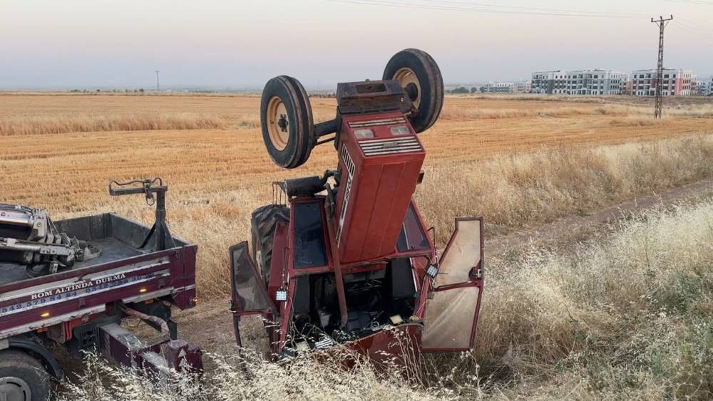 Devrilen trakt&ouml;r&uuml;n s&uuml;r&uuml;c&uuml;s&uuml; burnu bile kanamadan kurtuldu
