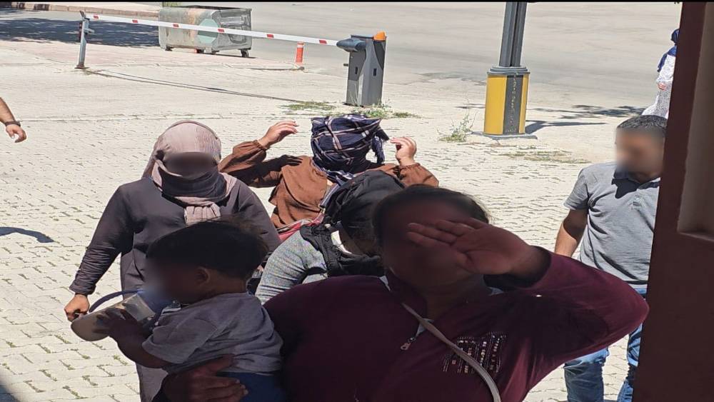 Elazığ&rsquo;da dilenci şebekesine operasyon: Kameralara el salladılar
