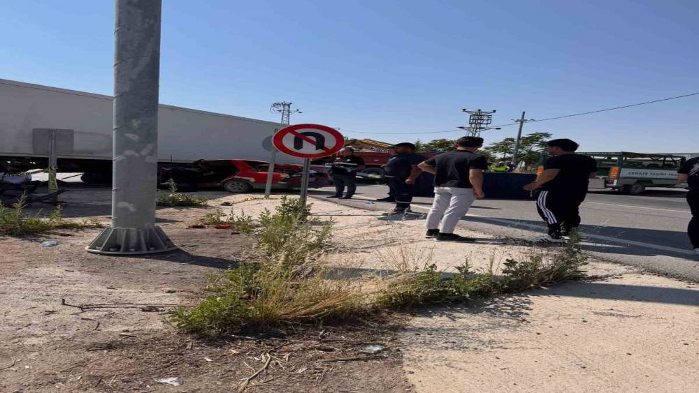 Tır ile otomobil &ccedil;arpıştı: 2 &ouml;l&uuml;, 2 yaralı
