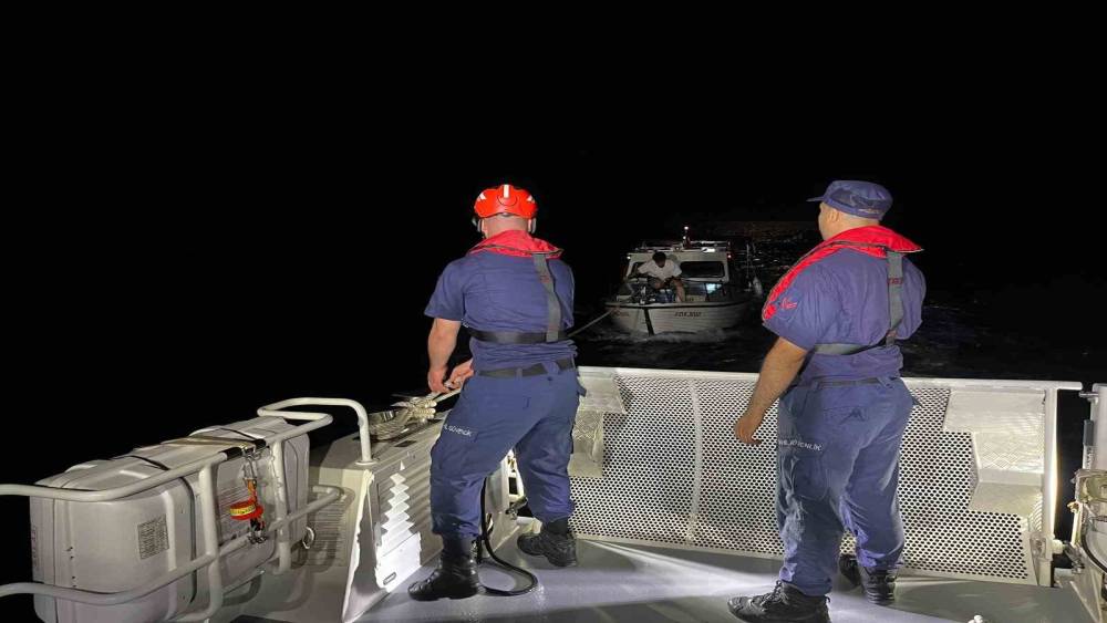 &Ccedil;eşme&rsquo;de s&uuml;r&uuml;klenen teknedeki 3 kişi Sahil G&uuml;venlik ekiplerince kurtarıldı

