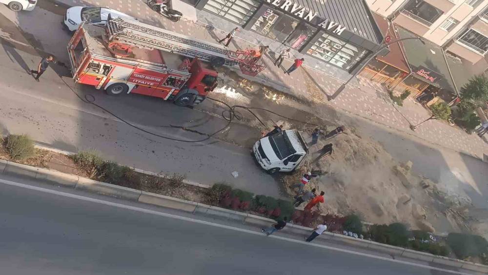 Saman y&uuml;kl&uuml; kamyon alev alev yandı
