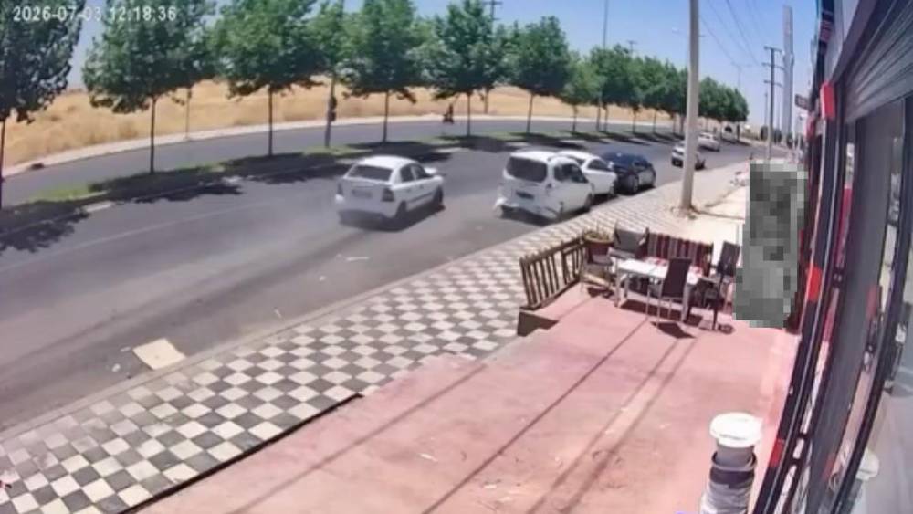 Ara&ccedil;ların sırayla &ccedil;arpıştığı kaza kamerada
