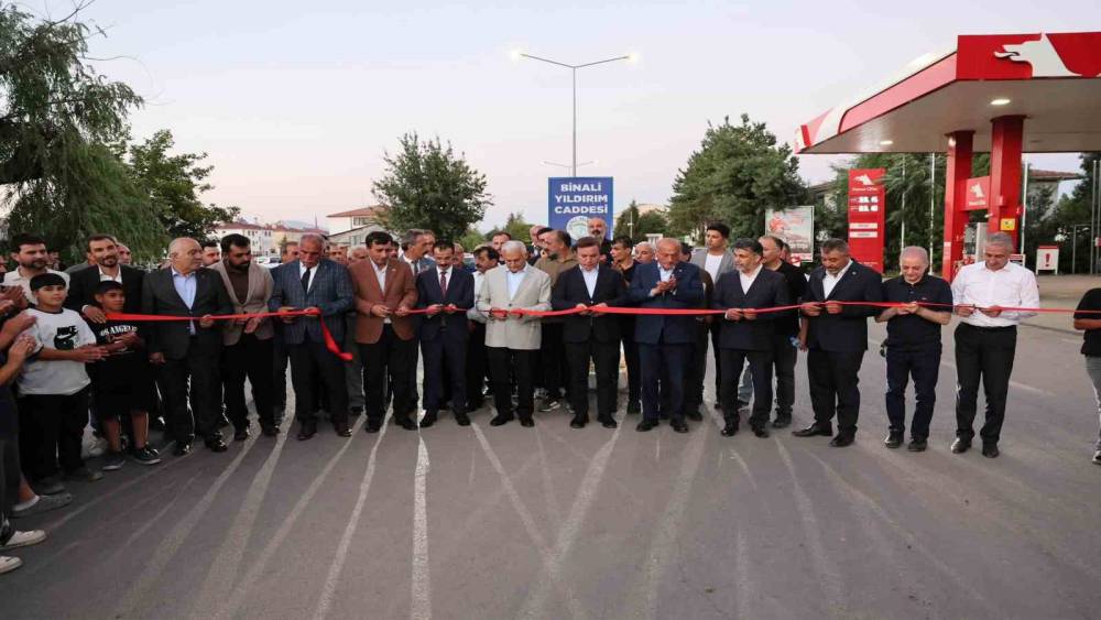 &Ccedil;ayırlı&rsquo;da Binali Yıldırım Caddesi hizmete a&ccedil;ıldı
