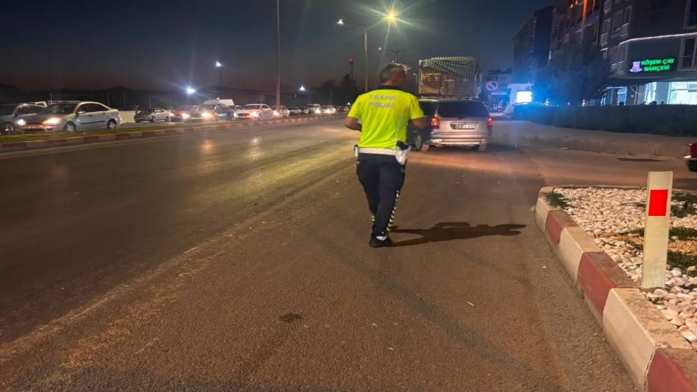 Direksiyon hakimiyetini kaybeden motosiklet s&uuml;r&uuml;c&uuml;s&uuml; hastanelik oldu

