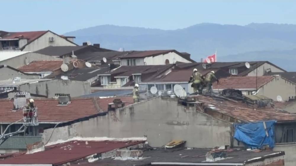 Sultangazi&rsquo;de &ccedil;atı tadilatı sırasında yangın &ccedil;ıktı: Bir vatandaş yangına su d&ouml;kerek m&uuml;dahale etti
