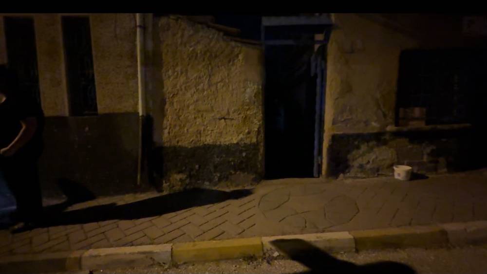 Evinde &ouml;l&uuml; bulunan 72 yaşındaki adamın yakınları ile komşular tartıştı
