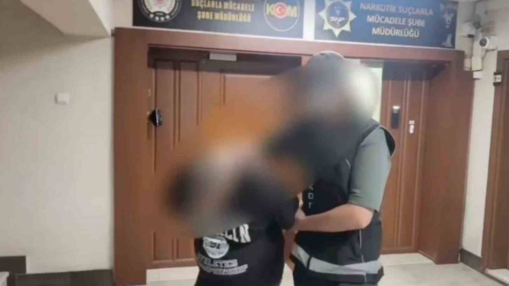 Uyuşturucu taciri su&ccedil;&uuml;st&uuml; yakalandı
