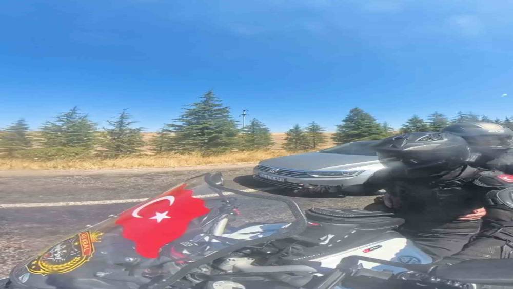 Otomobilin motosikleti sağından tehlikeli ge&ccedil;işi kask kamerasına yansıdı
