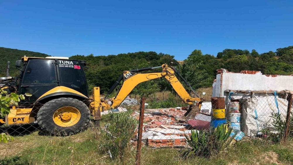 &Ccedil;anakkale&rsquo;de 16 ka&ccedil;ak yapı yıkıldı
