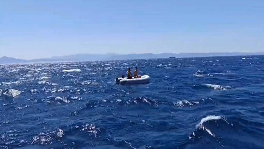 Ayvalık a&ccedil;ıklarında s&uuml;r&uuml;klenen 2 kişi Sahil G&uuml;venlik tarafından kurtarıldı
