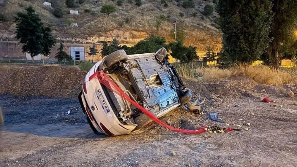 Gelin aracının lastiği patladı, otomobil takla attı
