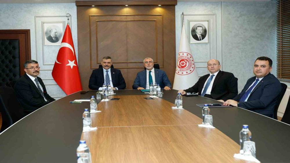 Bakan &Ccedil;ift&ccedil;i: "(Toplum Yararına Programları) 81 ilimizin valiliklerine toplam 30 bin kontenjan tahsis edilecek"
