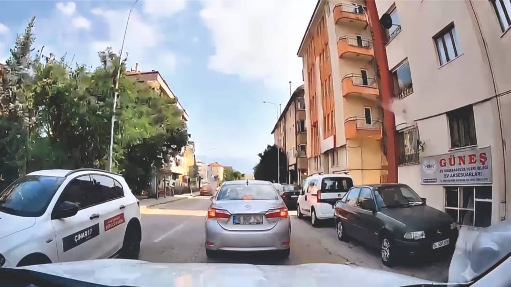 Otomobilden yola &ccedil;&ouml;p atan s&uuml;r&uuml;c&uuml;y&uuml; ara&ccedil; i&ccedil;i kamerası yaktı
