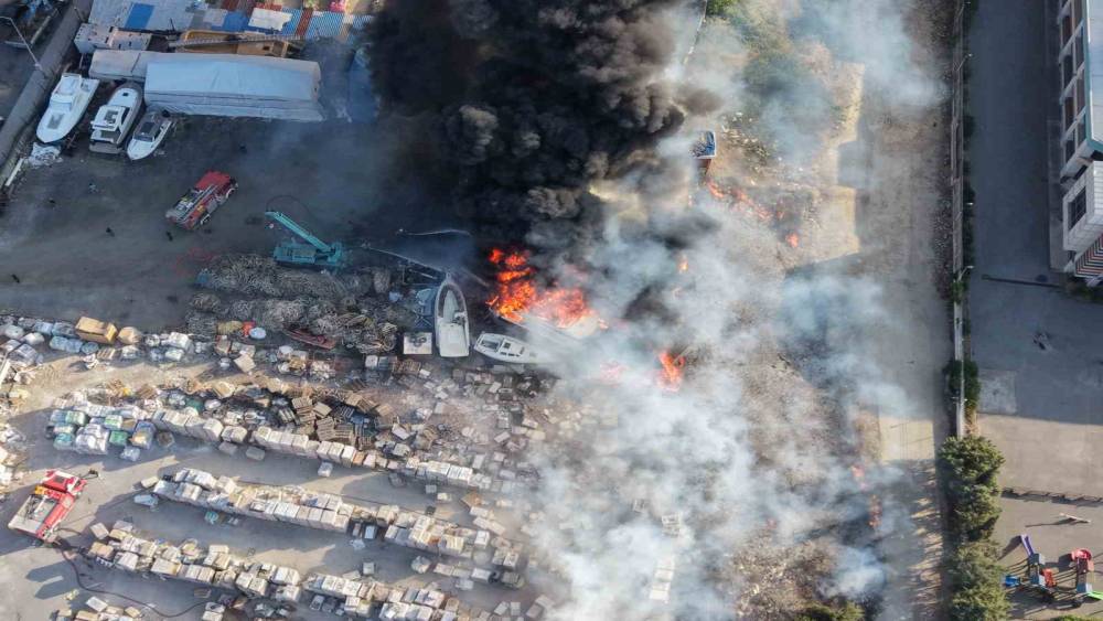Tuzla&rsquo;da otluk alanda &ccedil;ıkan yangın teknelere sı&ccedil;radı: Alevler dron ile g&ouml;r&uuml;nt&uuml;lendi
