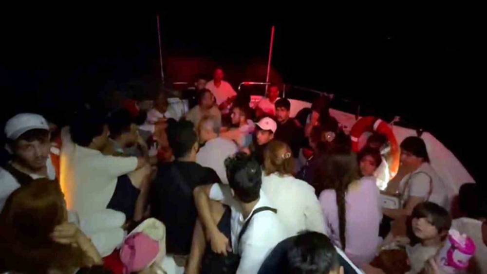 Yunanistan i&ccedil;inde &ccedil;ocukların da bulunduğu d&uuml;zensiz g&ouml;&ccedil;menleri T&uuml;rk karasularına geri itti
