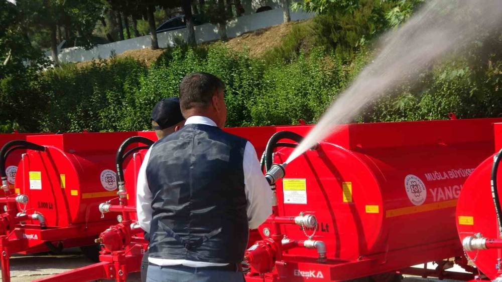 (BEKLESİN) Muğla B&uuml;y&uuml;kşehir&rsquo;den kırsal mahallelere yangın tankeri desteği
