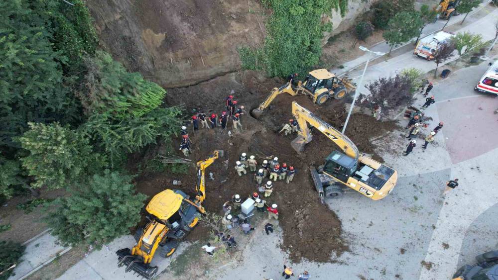 B&uuml;y&uuml;k&ccedil;ekmece&rsquo;de g&ouml;&ccedil;&uuml;k altında 2 kişinin kaldığı iddiası &uuml;zerine kurtarma &ccedil;alışmaları s&uuml;r&uuml;yor
