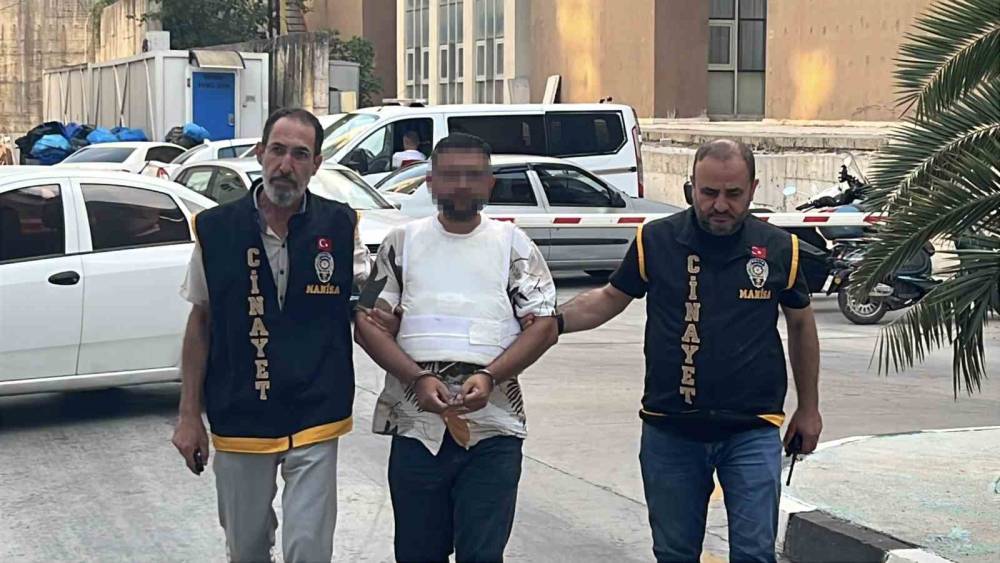 Manisa&rsquo;da baba ve oğlunu &ouml;ld&uuml;ren zanlı İzmir&rsquo;de yakalandı
