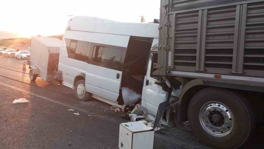Malatya&rsquo;da tarım iş&ccedil;ilerini taşıyan minib&uuml;s tıra &ccedil;arptı: Yaralılar var
