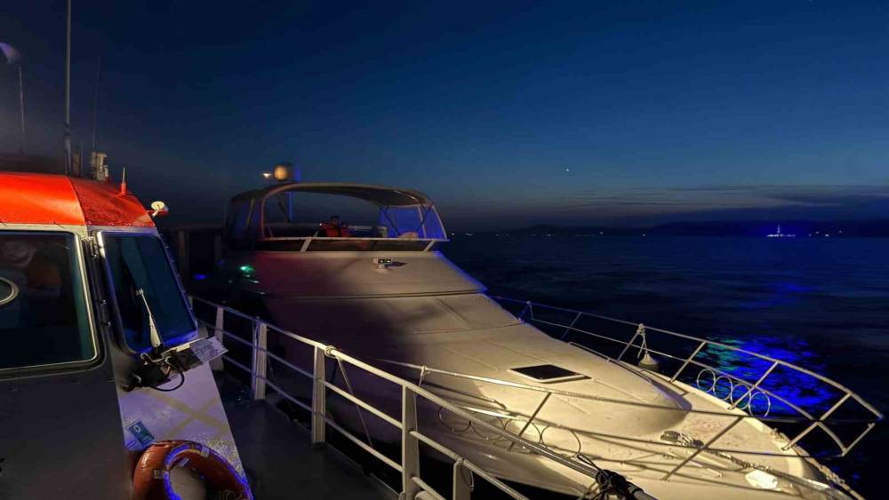 &Ccedil;anakkale Boğazı&rsquo;nda i&ccedil;inde 2 kişinin bulunduğu s&uuml;r&uuml;klenen tekne kurtarıldı
