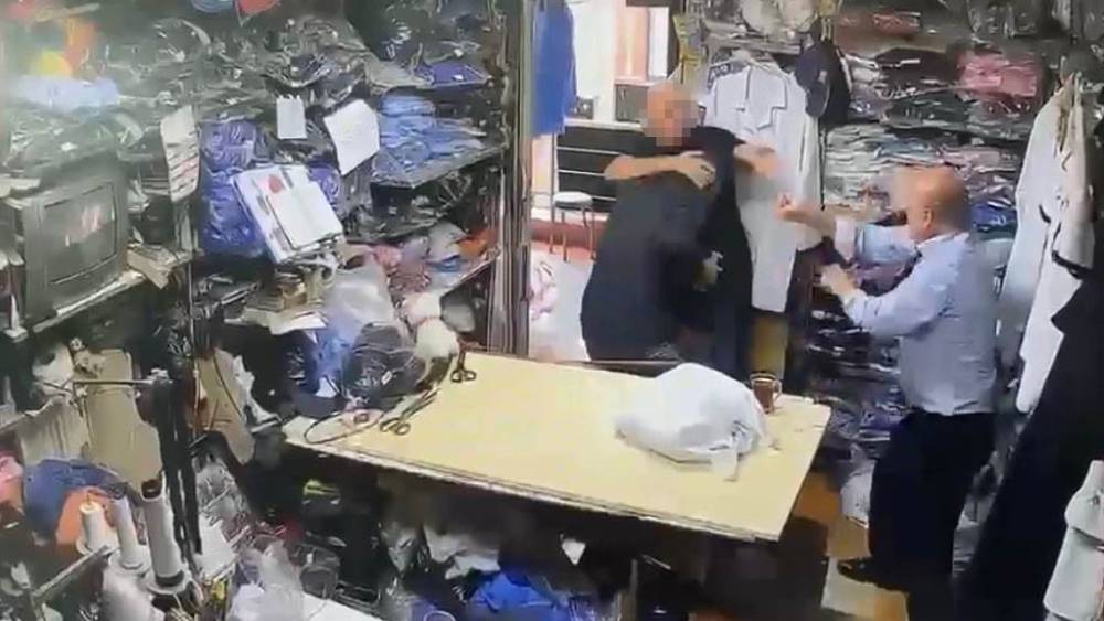Tekstilci, komşusunu darbetti: "D&uuml;kkanıma &ccedil;&ouml;kmeye &ccedil;alışıyorlar"
