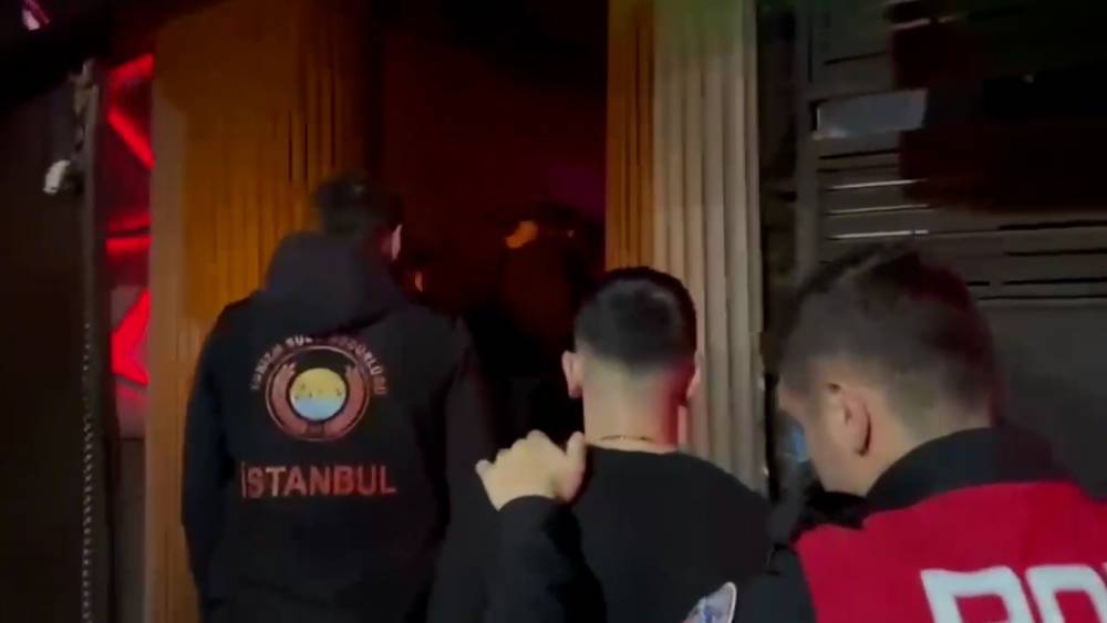 Beyoğlu&rsquo;nda dilenci ve hanut&ccedil;ulara y&ouml;nelik denetim: 610 kişinin GBT&rsquo;si sorgulandı, 11 aranan şahıs yakalandı
