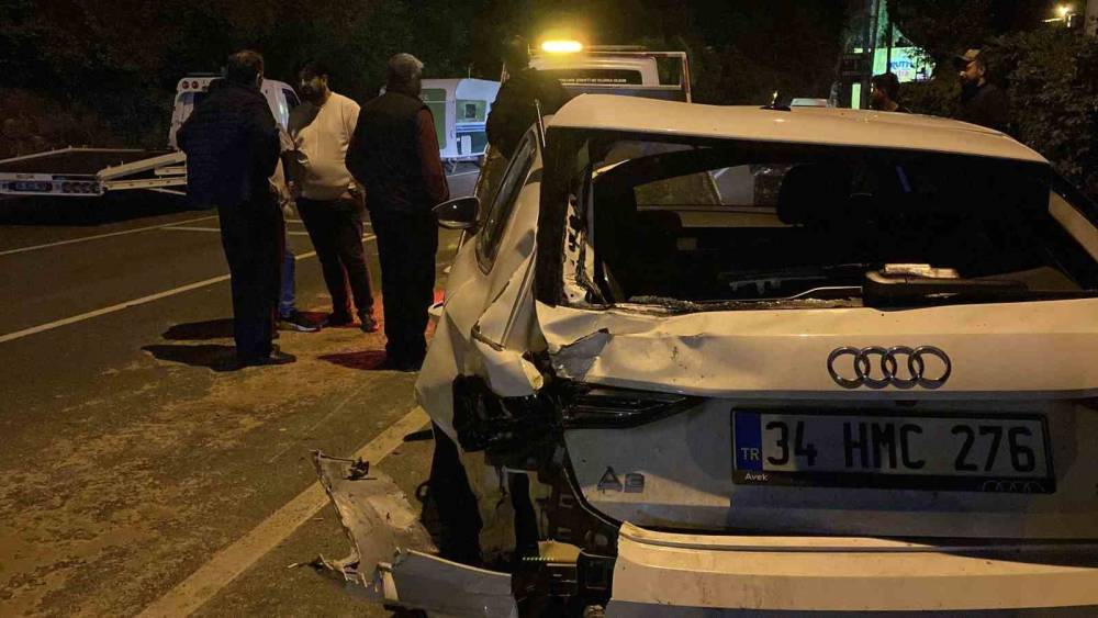 Sarıyer&rsquo;de karşı y&ouml;nden gelen aracın sıkıştırdığı otomobil, park halindeki 6 araca &ccedil;arptı
