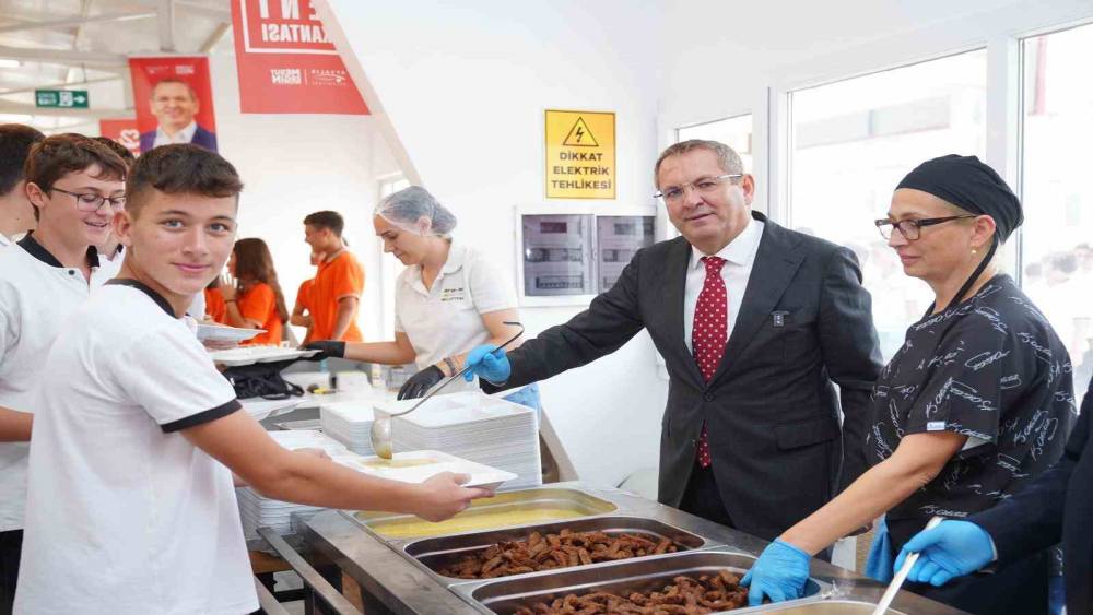 Ayvalık&rsquo;ta &ouml;ğrenci kent lokantasında 50 liraya &uuml;&ccedil; &ccedil;eşit yemek hizmeti
