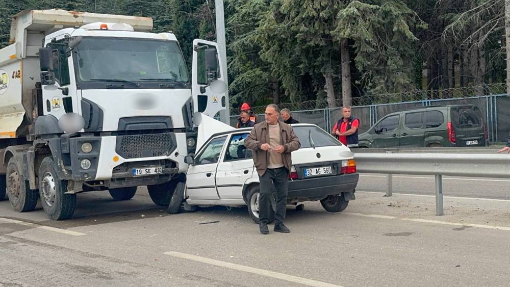 Ters y&ouml;ne giren otomobil hafriyat kamyonunun altına girdi
