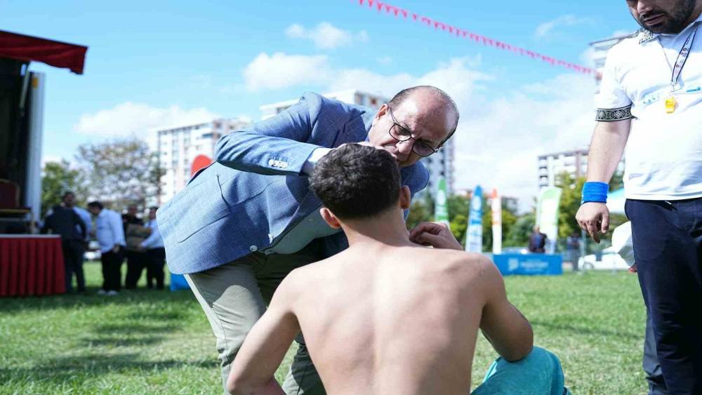 Başkan İlhan Ge&ccedil;it&rsquo;ten sakatlanan g&uuml;reş&ccedil;iye ilk m&uuml;dahale
