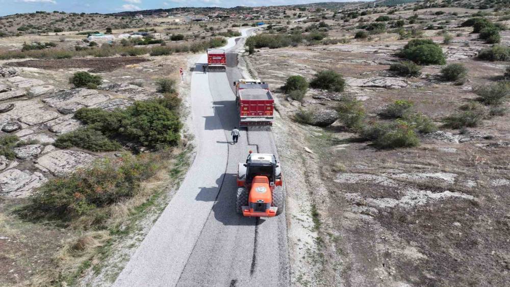 Kula&rsquo;da 35 kilometrelik yol yenileniyor
