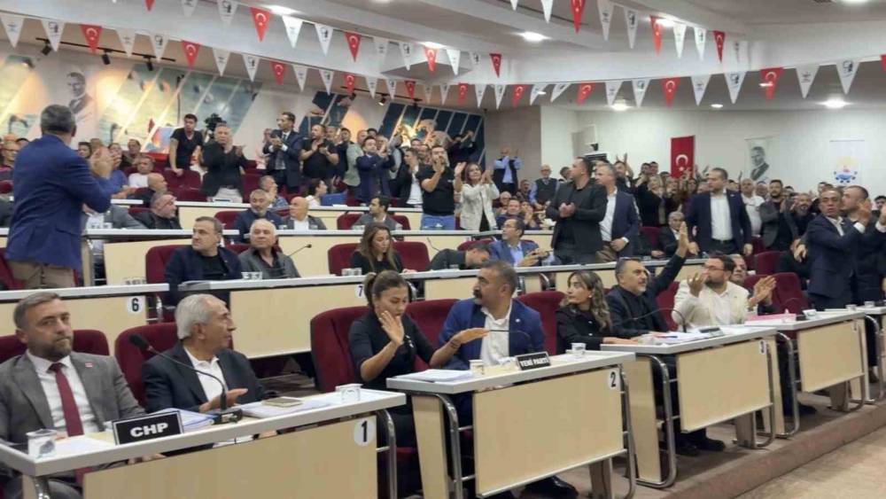 &Ccedil;iğli Belediye Meclisinde gerginlik: Başkan Yıldız&rsquo;a su şişesi fırlatıldı

