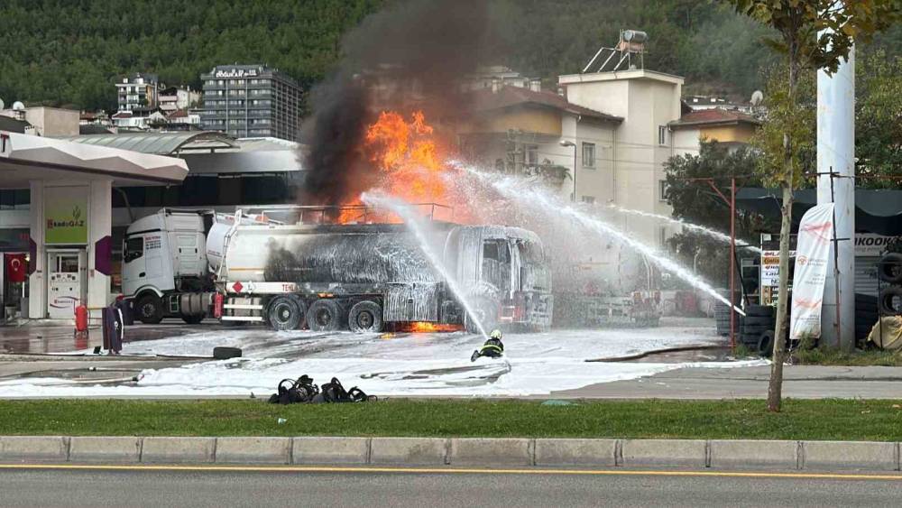 Denizli&rsquo;de akaryakıt istasyonunda patlama; 1 ağır yaralı
